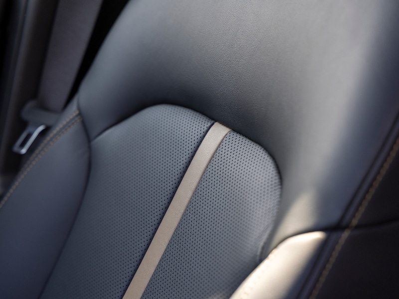 Schwarze Ledersitze mit Ziernaht