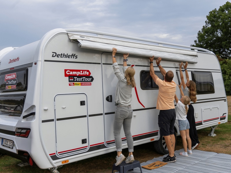 Die Rienhoffs bauen die Markise des Dethleffs Wohnwagens zusammen auf.