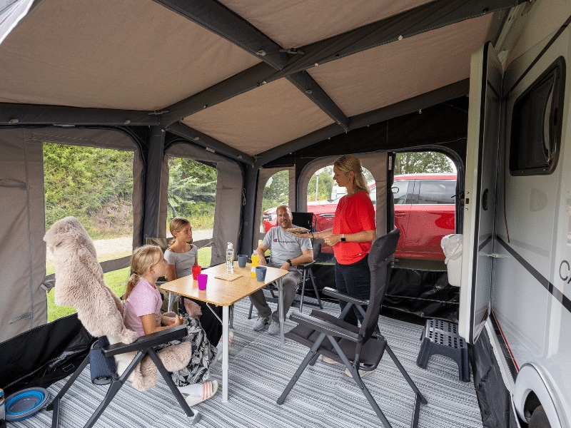 Das Vorzelt von Dometic bietet den Rienhoffs noch vielen zusätzlichen Stauraum.