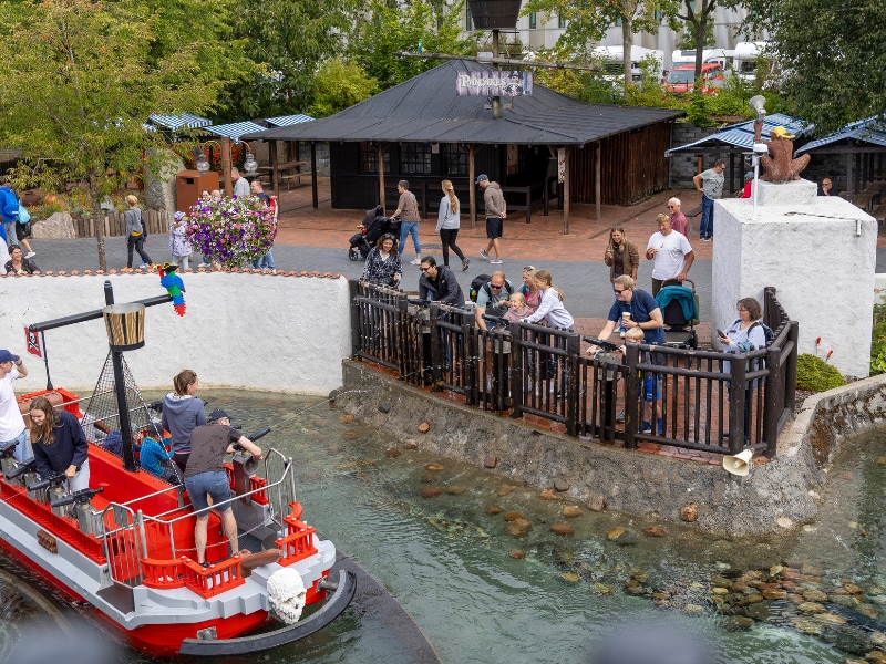 Die Rienhoffs kurbeln an einer großen Wasserpistole, um andere Themenpark-Besucher auf den Piratenschiff nass zu spritzen. 