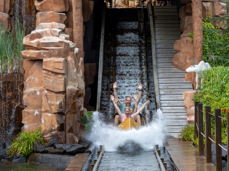 Die Rienhoffs in einer Wasserrutsche, mit in die Höhe gerissenen Händen und freudigen Gesichtern