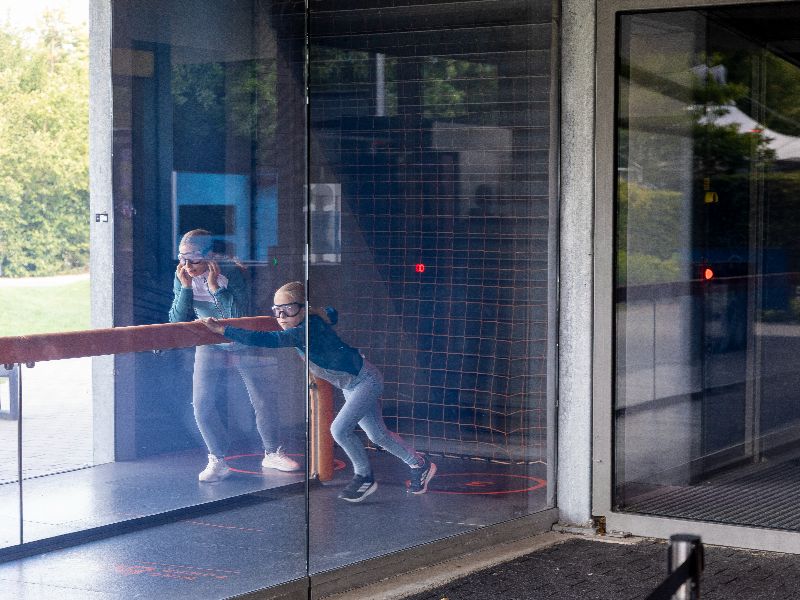 Mirim und Leonie laufen gegeneinander im Windkanal