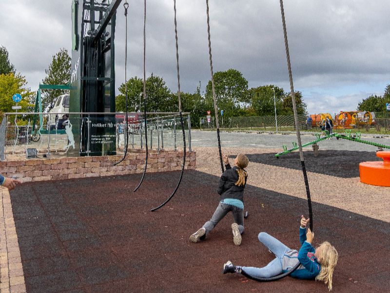 Leonie und Miriam ziehen an Seilen, um das Auto zum schweben zu bringen
