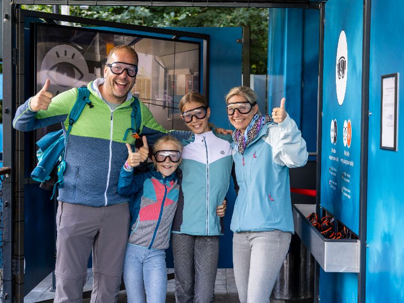 Familie Rienhoff mit Sicherheitsbrillen vor dem Windkanal