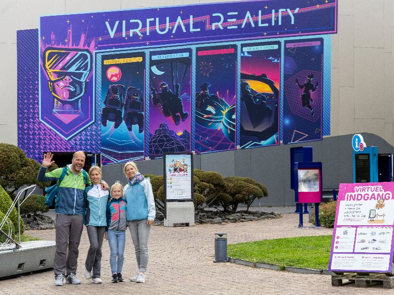 Jens, Leonie, Miriam und Leonie stehen vor dem großen Virtual Riality-Bereich.