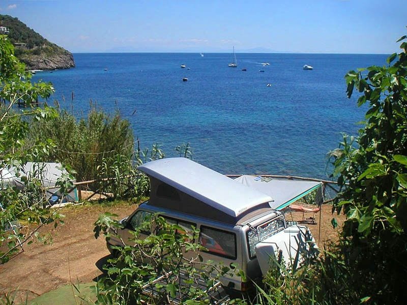 Camper-Stellplatz mit Meerblick auf dem Campingplatz Camping Villaggio Nettuno in Massa Lubrense, Italien