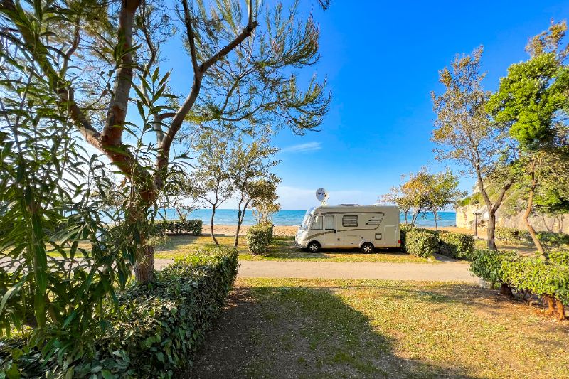 Stellplatz für Wohnmobile direkt am Meer auf dem Campingplatz Baia Holiday San Nicola in Peschici, Italien