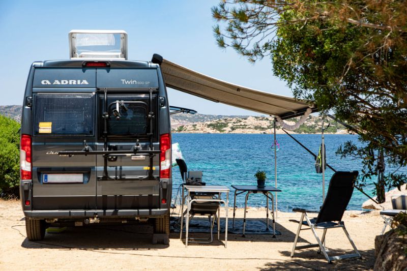 Stellplatz für Campervan direkt am Meer auf dem Campingplatz Baia Saraceno in Palau, Sardinien