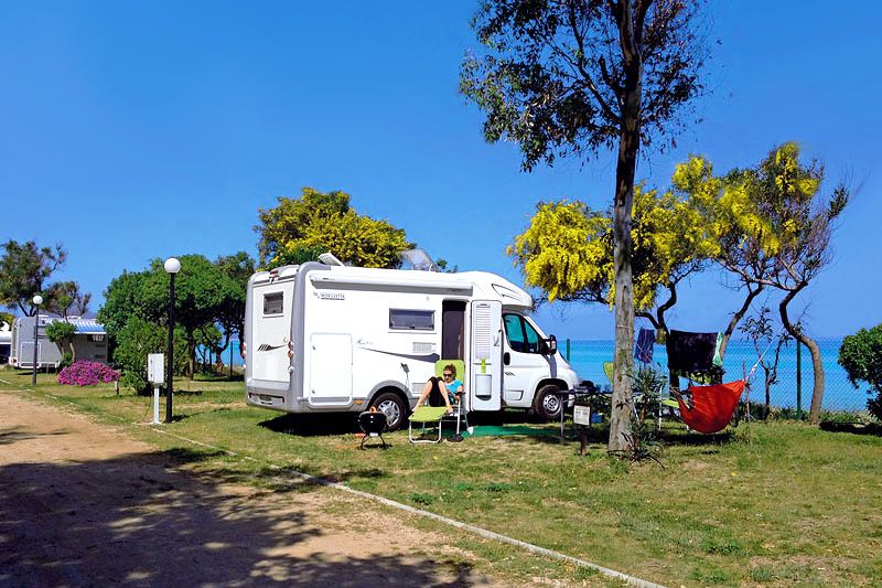 Wohnmobil-Stellplatz nahe dem Meer auf dem Campingplatz Villaggio Camping Capo Ferrato in Costa Rei, Sardinien