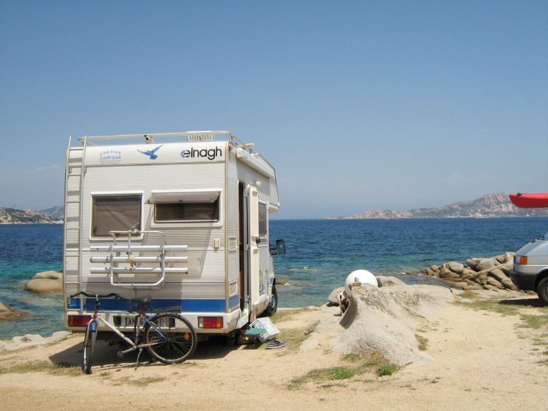 Wohnmobil-Stellplatz direkt am Meer auf dem Campingplatz Acapulco Camping in Palau, Sardinien