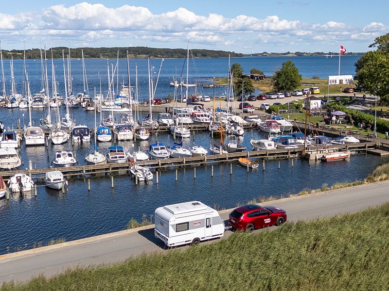 Dronenansicht des Mazda CX-60 mit dem Caravan von LMC im Hafen von Dänemark