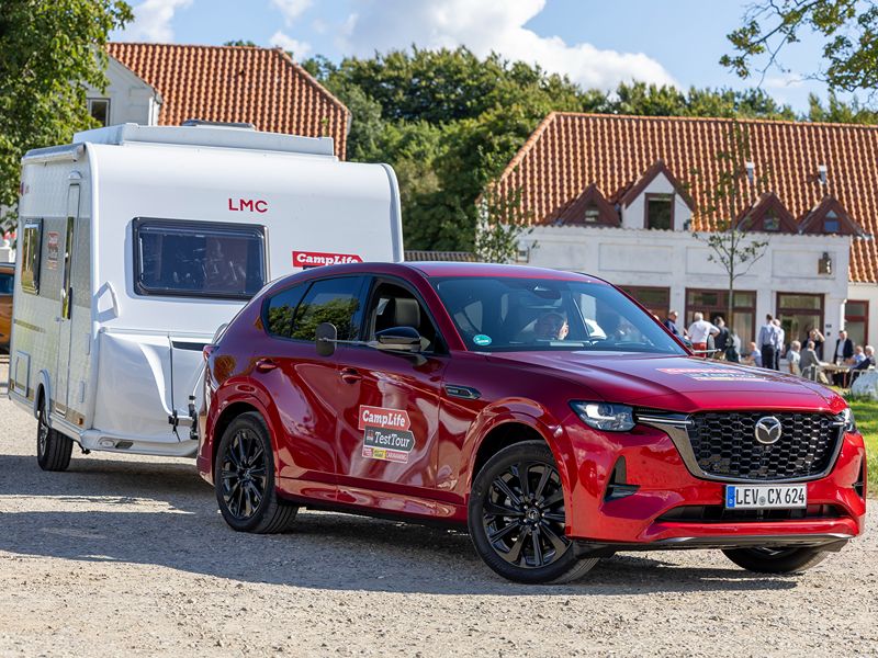 Mazda-CX 60 mit LMC Style 400 F vor dänischen Häusern.