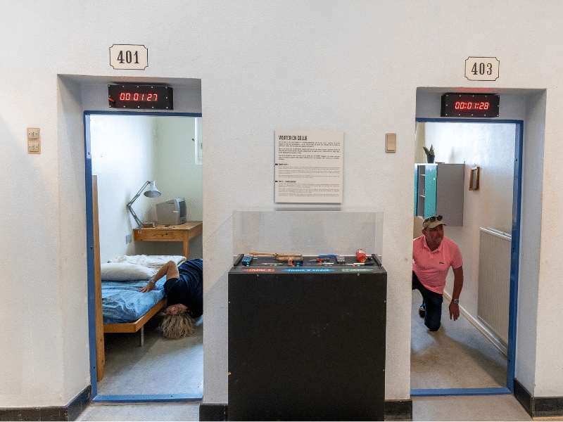 Herta und Frank suchen verstecktge Gegenstände in einer Zelle