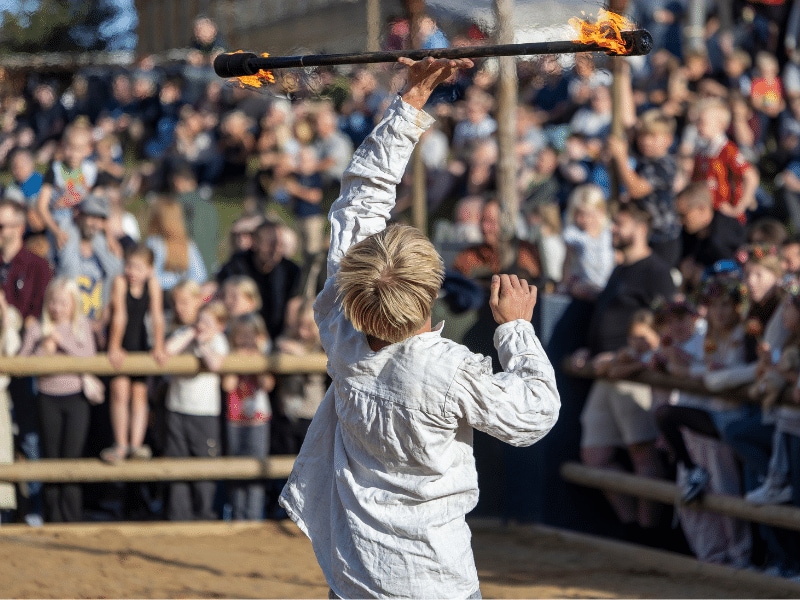 Feuershow-Künstler vor Publikum