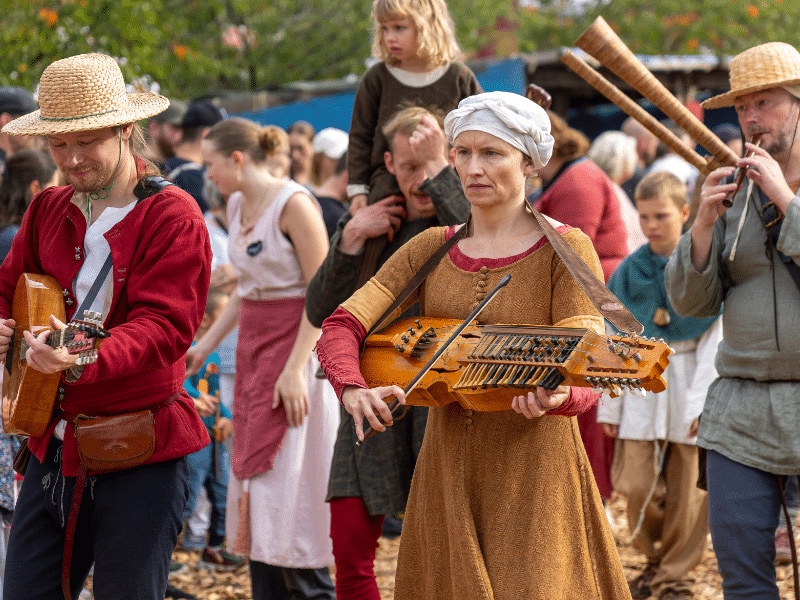 Musikanten mit traditionellen Kostümen 