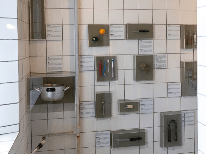 Gefundene, selbsgebaute Waffen im Museum