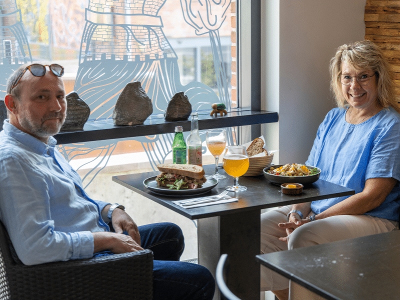 Herta und Frank lassen sich ein regionales Essen im Cafe in Jelling schmecken.