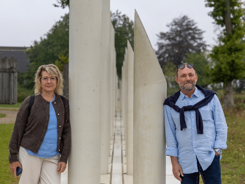 Herta und Frank lehnen gegen die Meterhohen Palisaden in Jelling