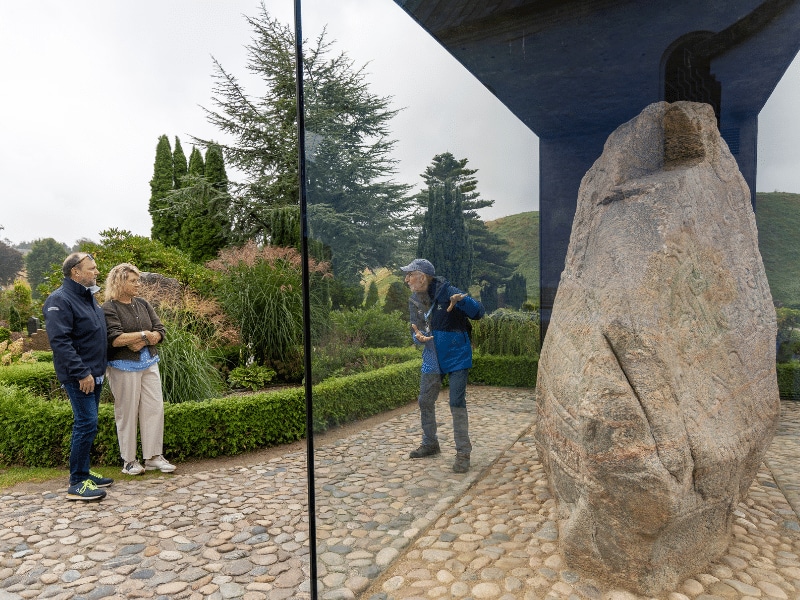 Herta und Frank blicken auf den bedeutenden Runenstein