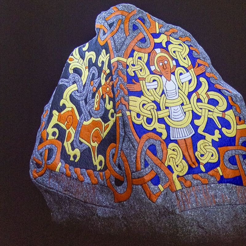 Bemalte Rückseite des Runensteins