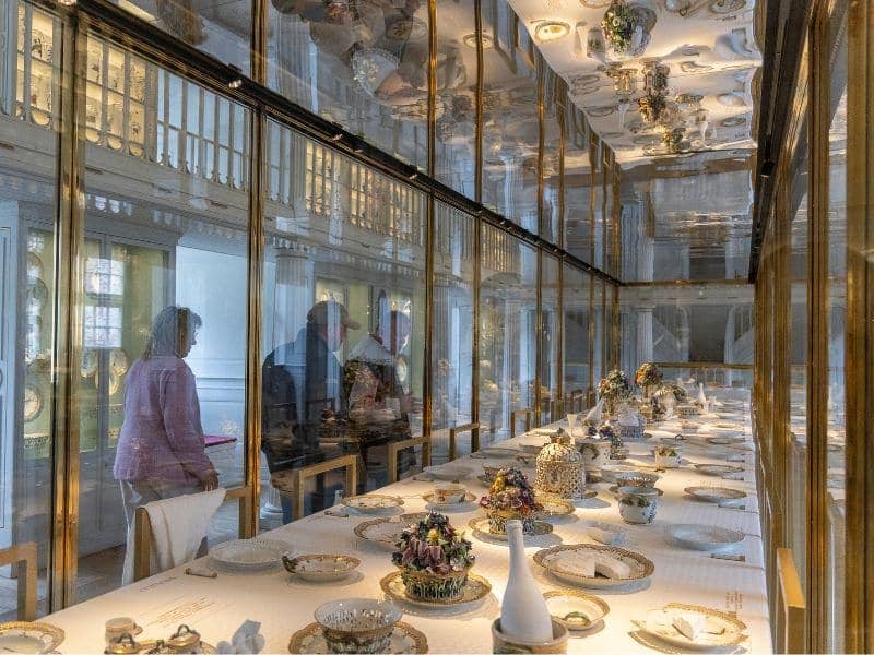 Herta und Frank bewundern das vielteilige Flora Danica-Geschirr