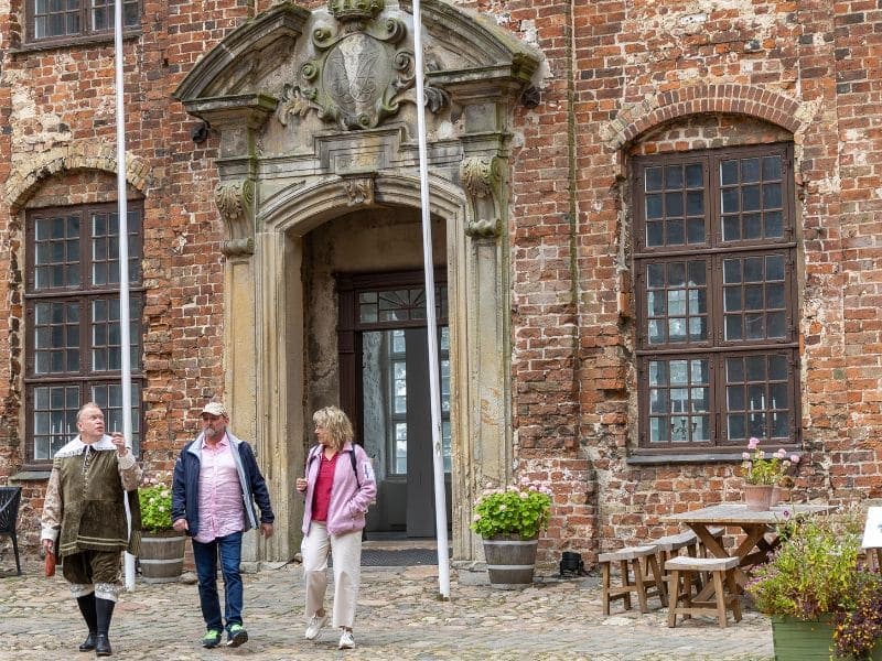 Frank, Herta und Guide Rasmus vor den steinernen Mauern des Schlosses Koldinghus