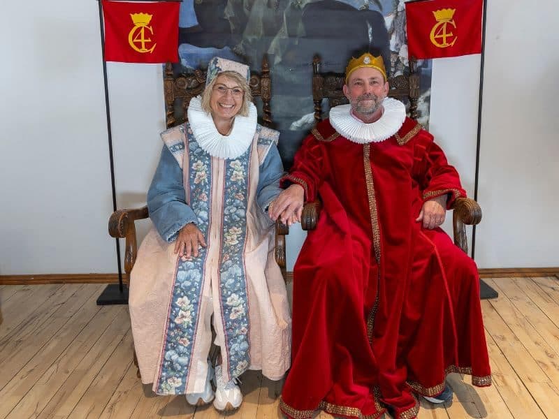 Herta und Frank verkleidet in königlichen Gewändern