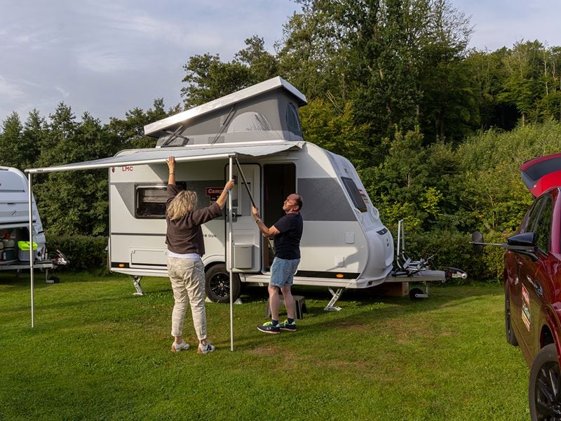 Herta und Frank beim Aufbau der Markiese