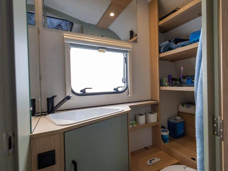 Im Bad gibt es ebenfalls zahlreiche Stauraummöglichkeiten