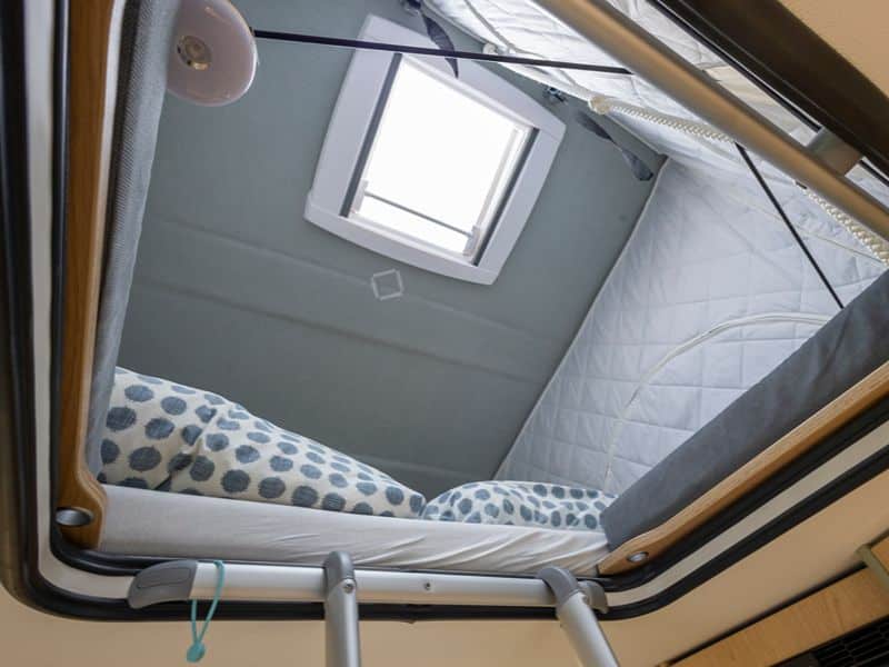 Blick von der Leiter in das Aufstelldachbett mit Fenster