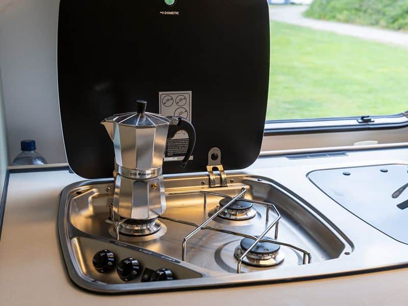 Espressokocher auf einer der drei Kochplatten im Wohnwagen