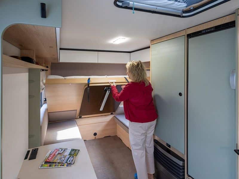 Herta baut das Klappbett auf