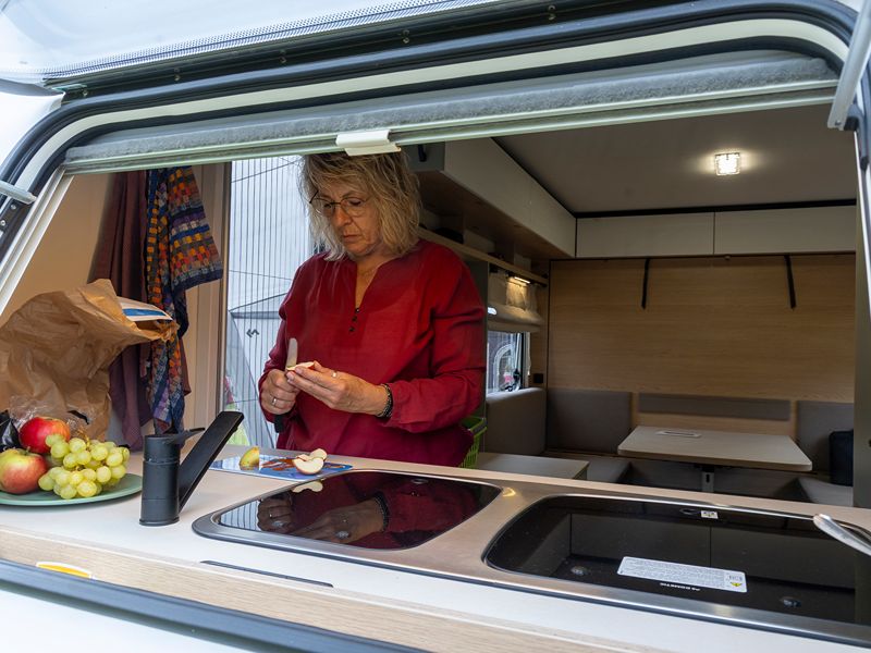 Blick aus dem Bug in die Küche, wo Herta einen Apfel schneidet