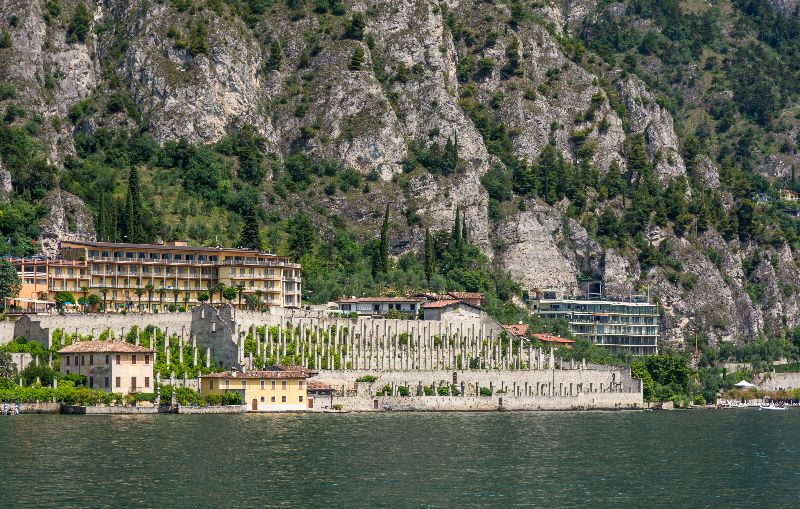 Historische Zitronengewächshäuser an den steilen Hängen von Limone sul Garda.