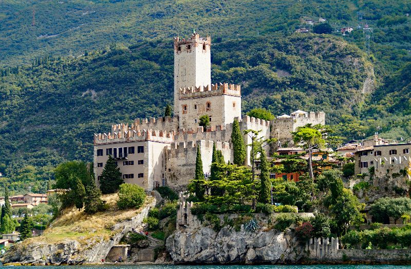 Blick auf die Scaligerburg Malcesine vor der Kulisse des Monte Baldo.