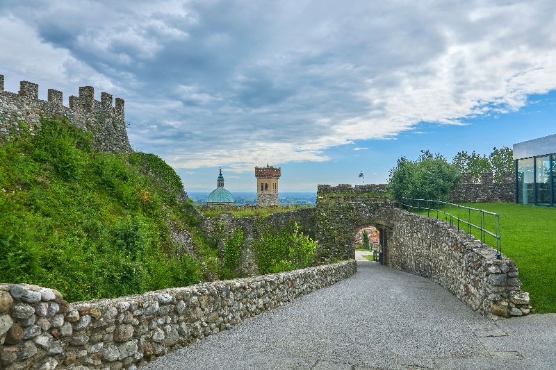 Blick auf die historischen Mauern und Wege der Rocca di Lonato mit Sicht auf Türme und Landschaft bei Desenzano del Garda.