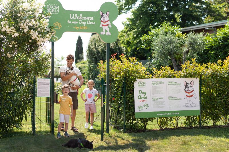 Campingplatz mit eingezäunter Hundefläche und Freilaufzone für Hunde in Italien