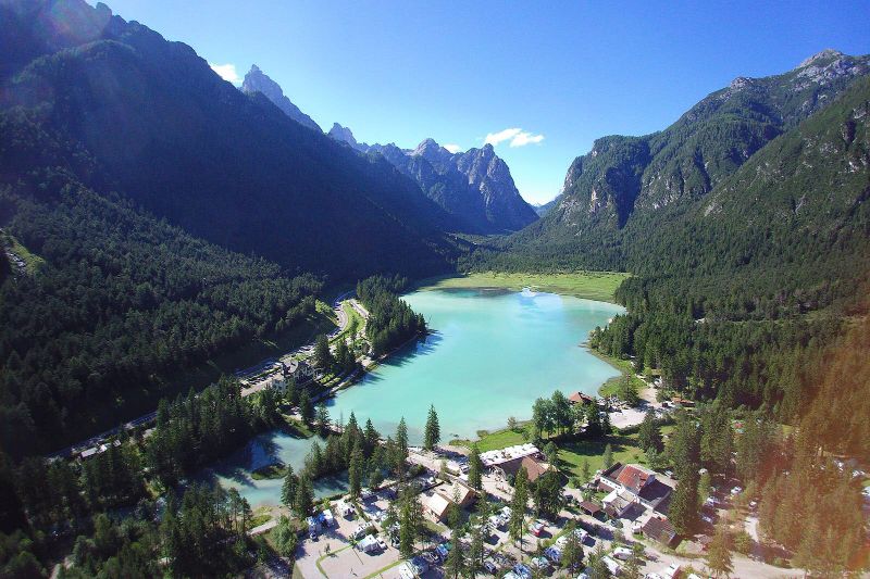 Camping mit Hund und Wandermöglichkeiten am See in den Bergen Italiens