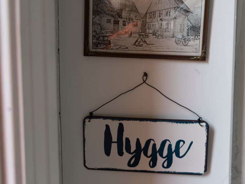 Dekorationsschild mit der Aufschrift Hygge