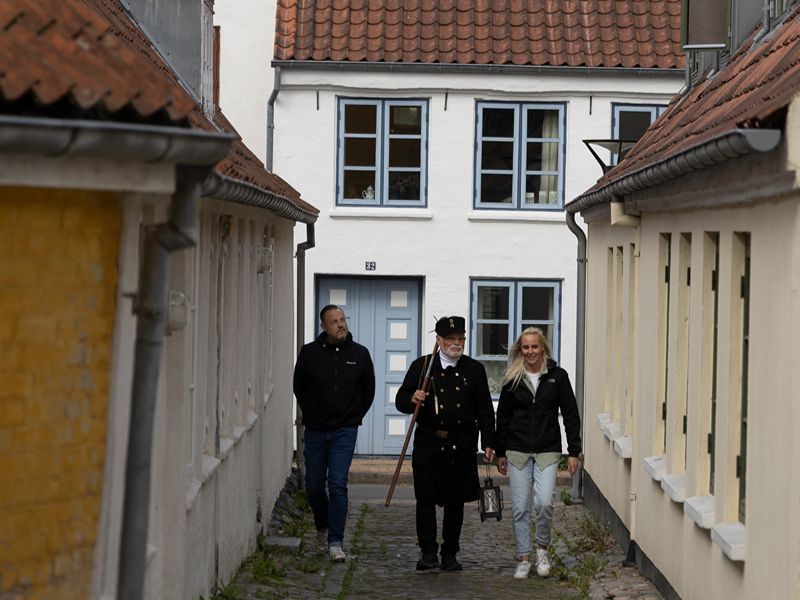Ricarda, Lars und Nachtwächter Günter spazieren durch die alten Gassen Aabenraas