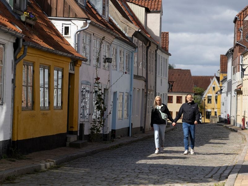 Ricarda und Lars spazieren durch die alten Gassen Aabenraas.