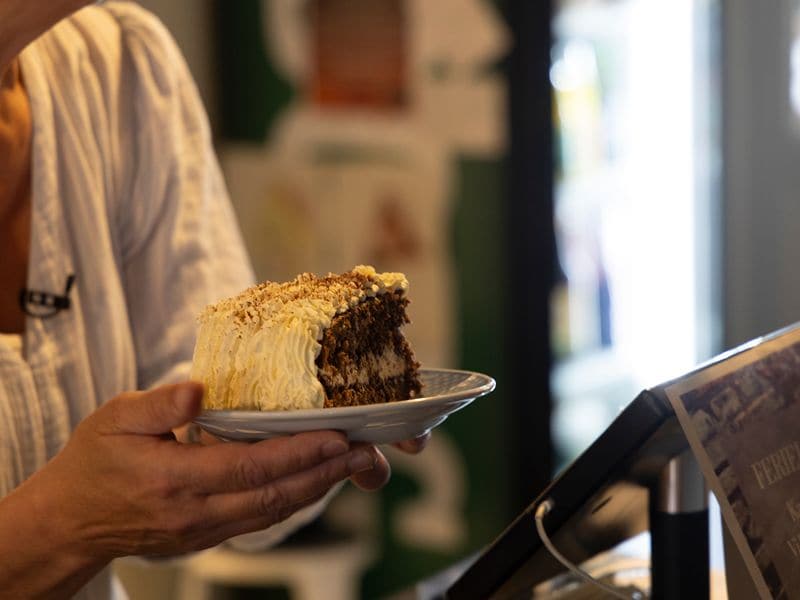 Traditionelle Brottorte wird serviert.