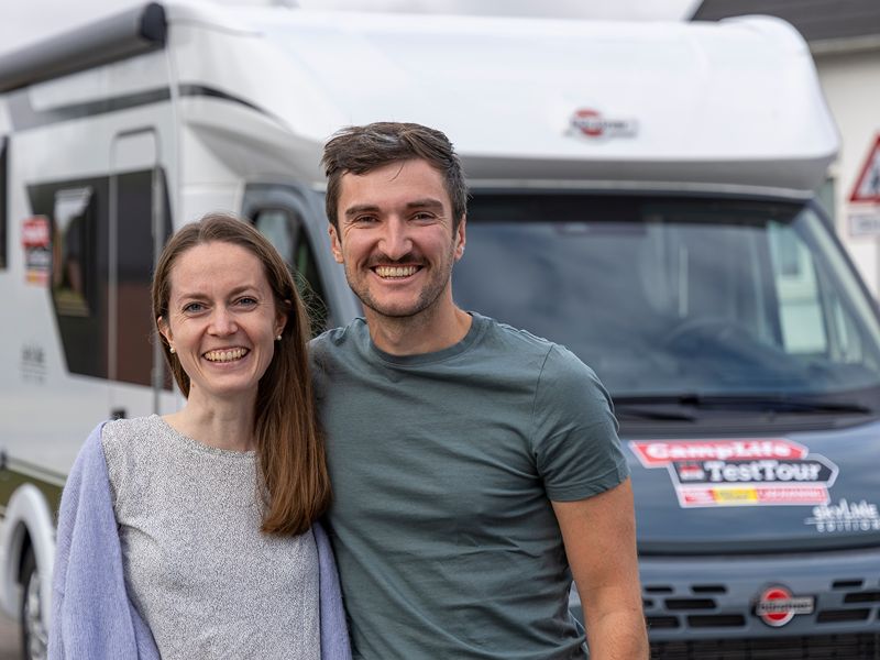 Maja und Felix stehen vor ihrem Camper, dem Bürstner Lyseo Time Skyline Edition T 690