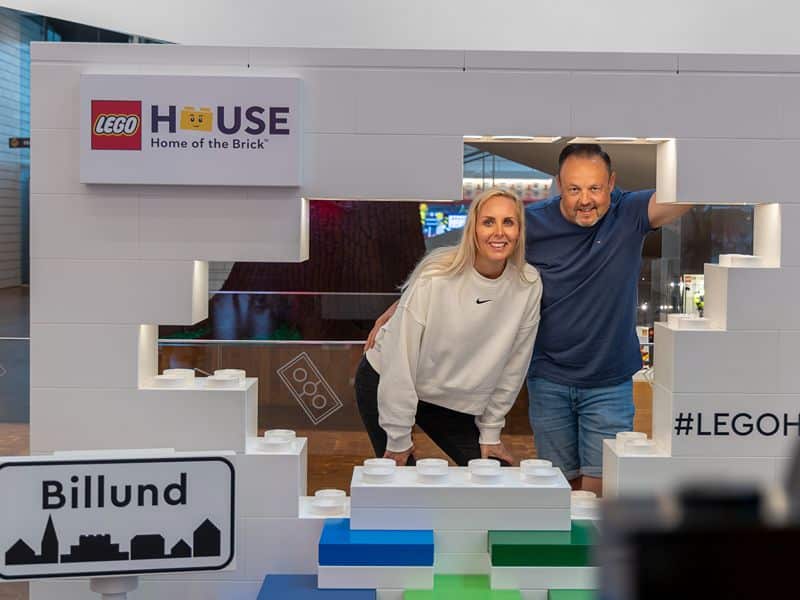 Ricarda und Lars posieren in einer LEGO®-Fotobox.