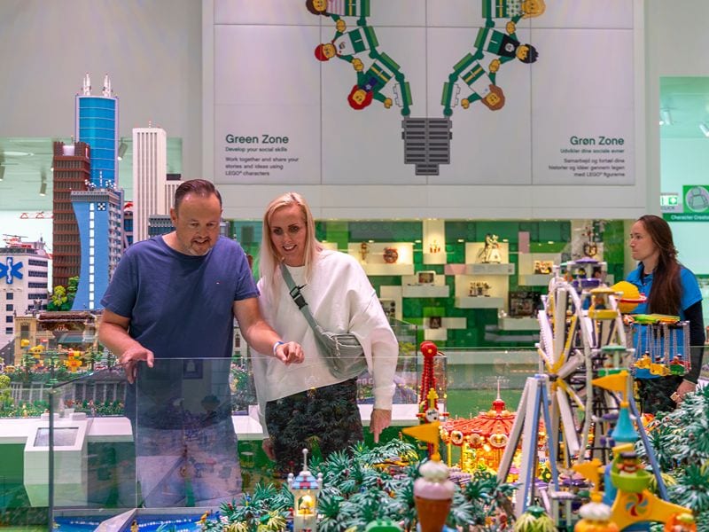 Ricarda und Lars bestaunen LEGO®-Meisterwerke.