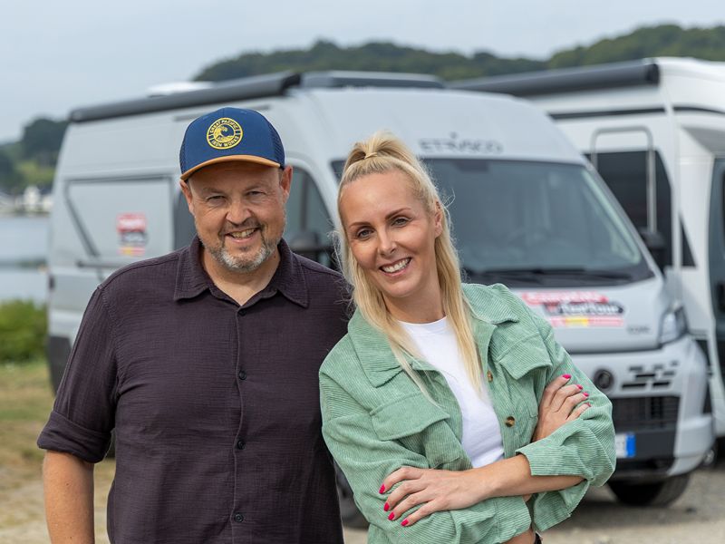 Ricarda und Lars vor ihrem Van, dem Etrusco CV 600 SB.