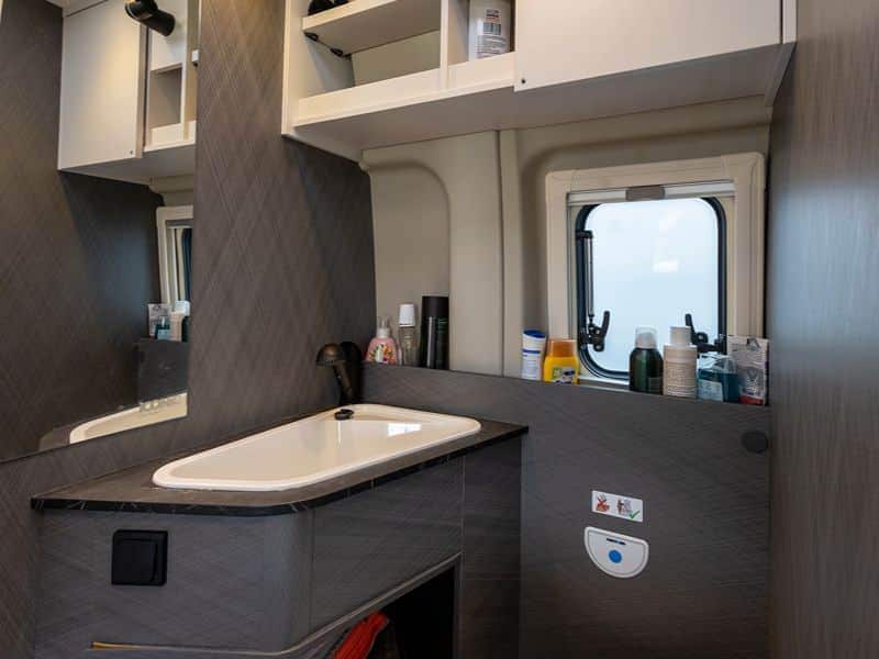 Badansicht mit viel Staufläche