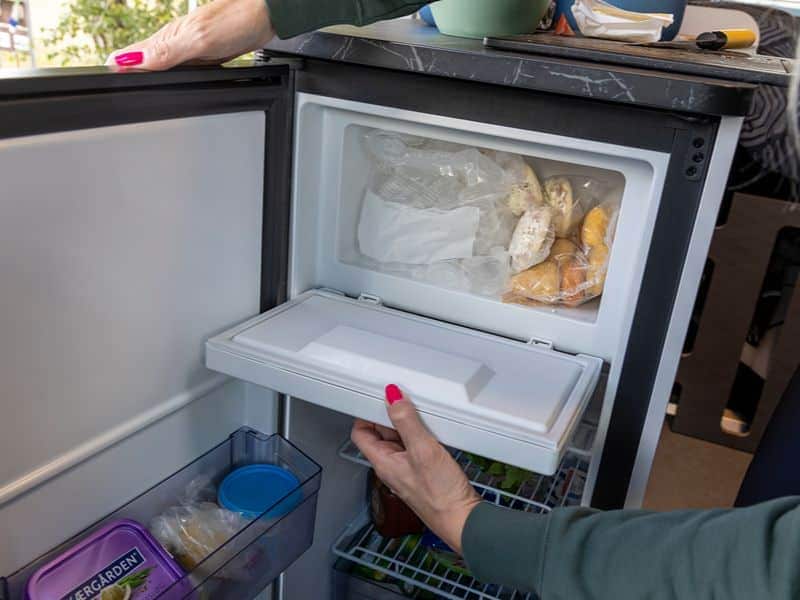 Geöffnetes Gefrierfach und Kühlschrank