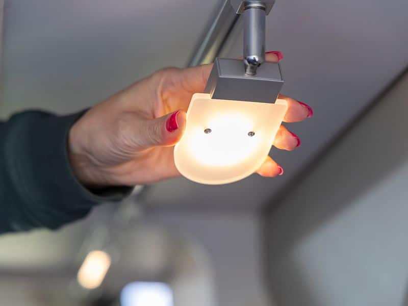 Ricarda dreht eine kleine Lampe