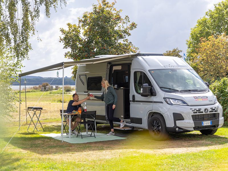 Ricarda und Lars lassen den Tag auf dem Campingplatz ausklingen